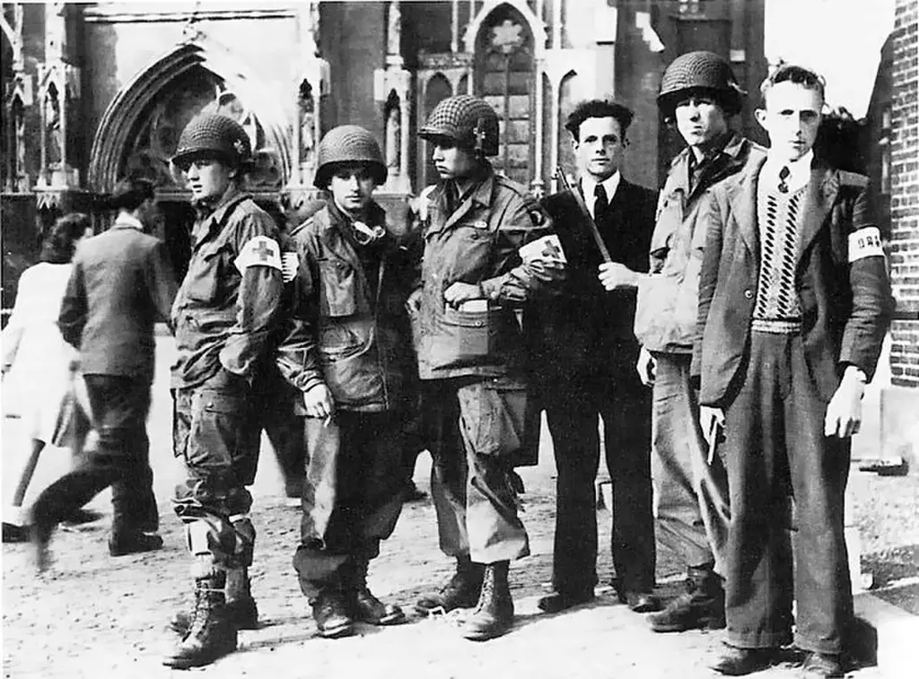 101st Airborne paratroopers with Dutch resistance fighters during Operation Market Garden September 1944