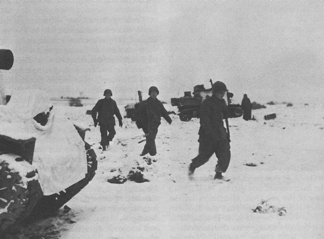 101st Airborne paratroopers moving up to Bastogne, December 1944
