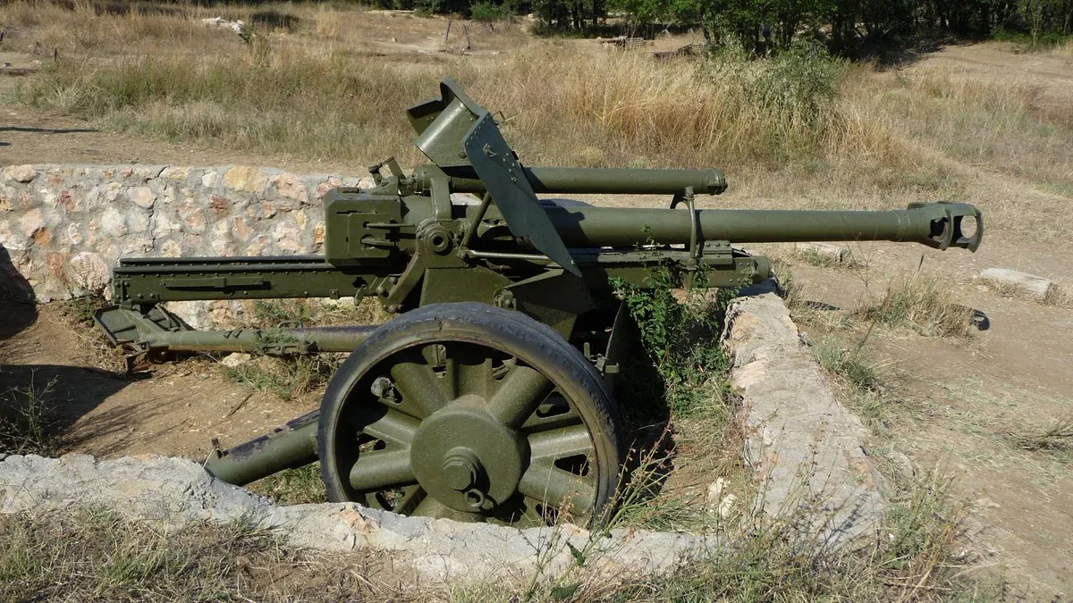A German 10.5 cm leFH 18 howitzer of the same type used at Brécourt Manor on D-Day, June 6, 1944